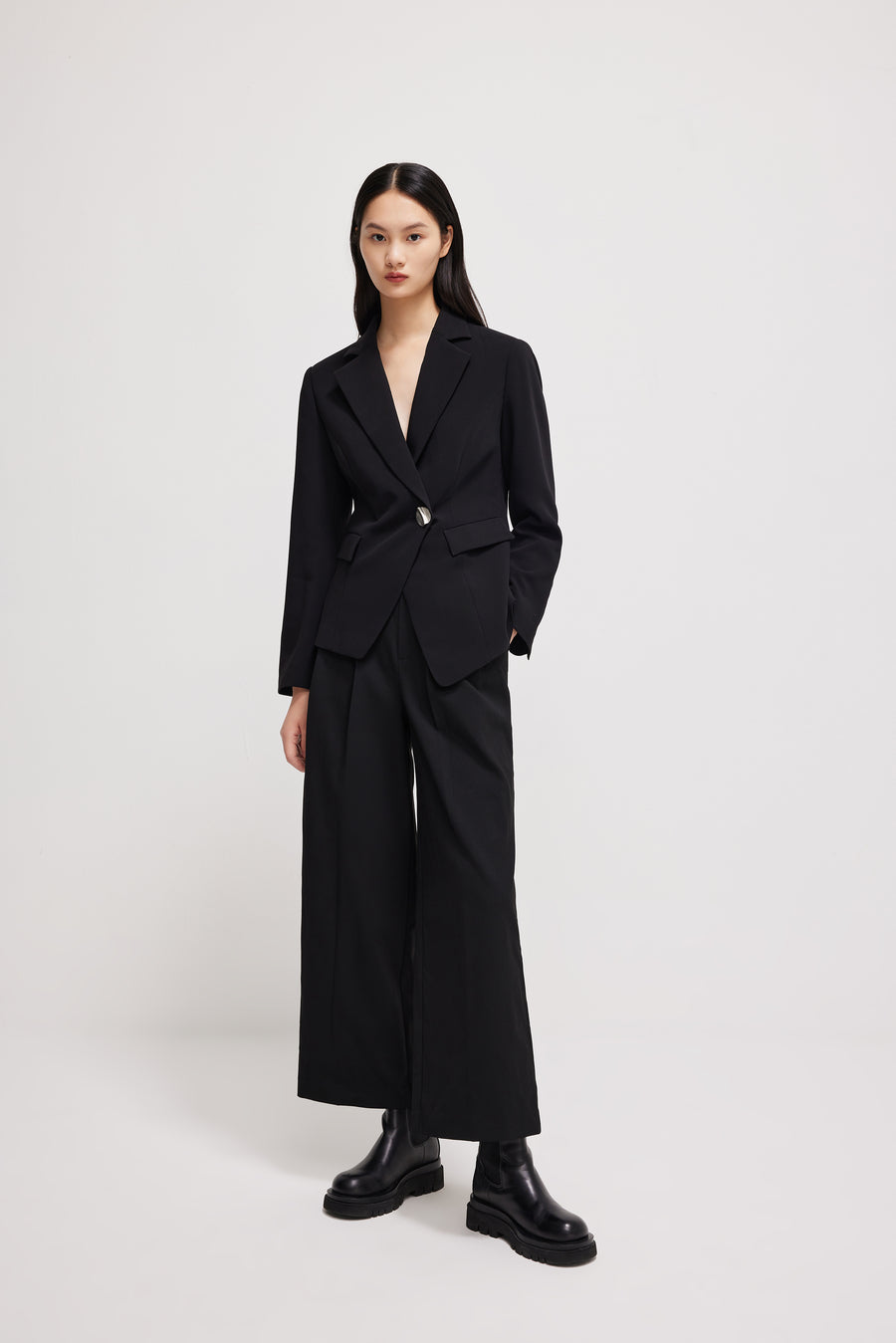 Slit design wool suit